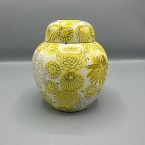 Vintage Fujita Kutani Ceramic Lidded Ginger Jar Yellow and White Chrysanthemums Gold Accents Made in Japan