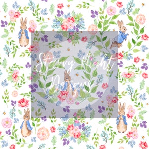 Puede incluir: Un patrón sin costuras con ilustraciones de acuarela de conejos con chaquetas azules, rodeados de flores rosas, blancas y moradas, hojas verdes y bayas azules.