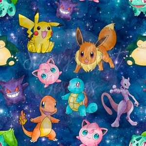 Può includere: Uno schema colorato con vari personaggi Pokémon su uno sfondo blu acquerellato con stelle bianche. I personaggi includono Pikachu, Eevee, Squirtle, Charmander, Bulbasaur, Gengar e Mewtwo.