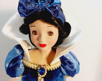 Vtg 2003 Disney Snow White 15 Inch Porcelain Keepsake Doll With