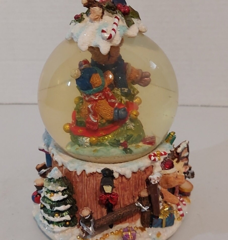Boule à neige musicale Winnie l'ourson et ses amis Noël Disney Store Snow globe sapin cadeau