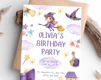 Może przedstawiać: Kapryśne zaproszenie na przyjęcie urodzinowe z kreskówkową czarownicą na miotle, gwiazdami i chmurami. Na zaproszeniu widnieje napis "Olivia's Birthday Party" z datą i godziną, a także adresem i numerem telefonu. Projekt zawiera fioletowy kapelusz czarownicy i butelkę z miksturą.