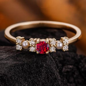 Anel de noivado vintage Art Déco com rubi: pérola e diamante CZ, ouro rosa sobre prata
