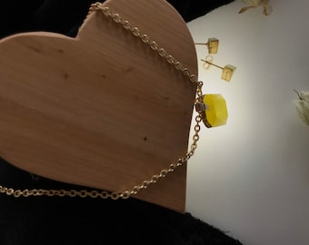 Jewellery set in yellow