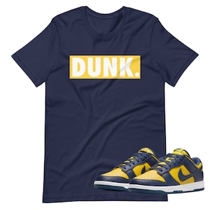 Dunk High/Low Michigan giallo e blu navy T-shirt coordinata con rilascio di scarpe scatola gialla