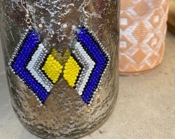 Aretes multicolores con cuentas hechos a mano