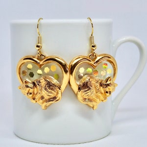 Hjärtformade örhängen i guld med kattmotiv