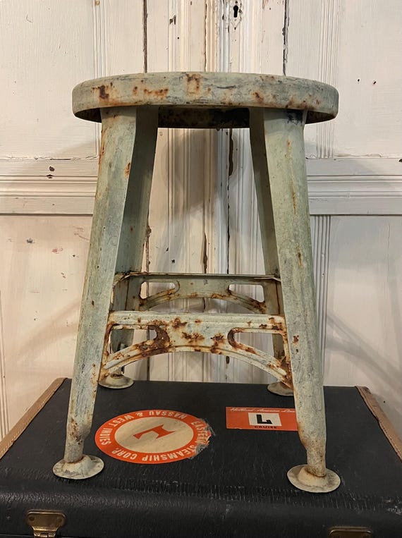 アンティークメタルスツール、高さ14.5インチ x 直径11インチ（上部