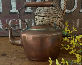 Théière vintage en cuivre, coutures serties