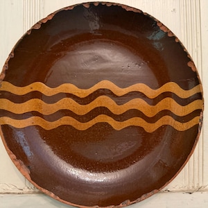 Turtlecreek Pottery Redware Pottery Museumsstycke Tallrik, daterad 24/5/86 signerad GDS