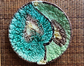 Plato victoriano antiguo de mayólica con hojas de begonia, década de 1890