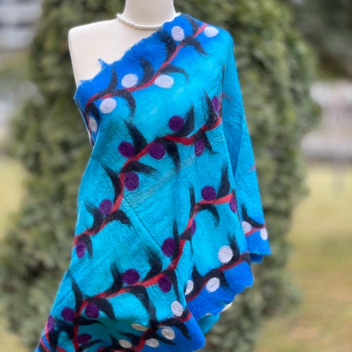 Felt and wool shops shawl, boho-chic, eco-fashion, luxury item, Nuno-felted scarf, Fashion accessory, Wool stole, unique garment, felt scarves for