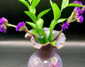 Jarrón de flores antiguo de cristal opalino con borde ondulado pintado a mano