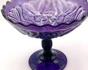 Gran frutero antiguo de amatista con pedestal en forma de corazón.