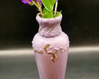 Jarrón antiguo de cristal opalino color lavanda con detalles dorados y porcelana.