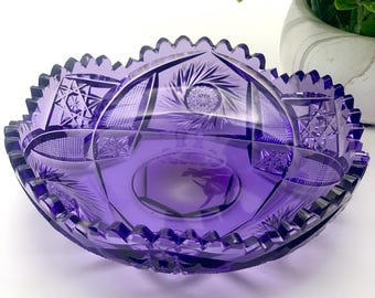 Cuenco circular de cristal ABP antiguo con borde dentado y amatista tallada