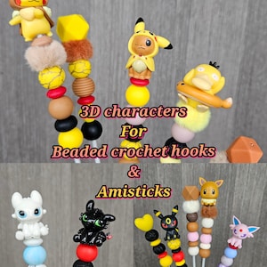 Op de afbeelding: Een collectie haaknaalden en stokjes met 3D-figuurtjes als opzetstuk, waaronder Pikachu, Psyduck en diverse wezens. De handvatten zijn versierd met kleurrijke siliconen, houten en pluizige pomponkralen in geel, zwart, rood en blauw.