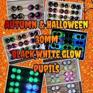 Op de afbeelding: Een collectie van 30 mm ronde knutselogen met diverse ontwerpen, waaronder effen kleuren, glitters, glow-in-the-dark patronen en zwarte pupillen, georganiseerd in meerdere presenteerbakjes voor herfst- en Halloween-projecten.
