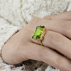 Grüner Ring Geschenk für Sie, Grüner Kristall Ring, Limettengrüner Statement Ring, verstellbare vergoldete Ringe, grüner Reinstein Ring