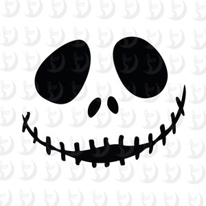Puede incluir: Gráfico en blanco y negro de una cara de Halloween. La cara presenta ojos grandes y ovalados, pequeñas fosas nasales ovaladas y una sonrisa con boca cosida. El diseño es simple y audaz, ideal para decoraciones o manualidades de Halloween.