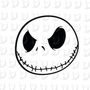 Puede incluir: Ilustración en blanco y negro de una cara circular con grandes cuencas oscuras y una sonrisa cosida. La cara tiene una expresión ligeramente siniestra, con una pequeña nariz y una boca cosida. El diseño recuerda a un personaje de una popular película de animación.