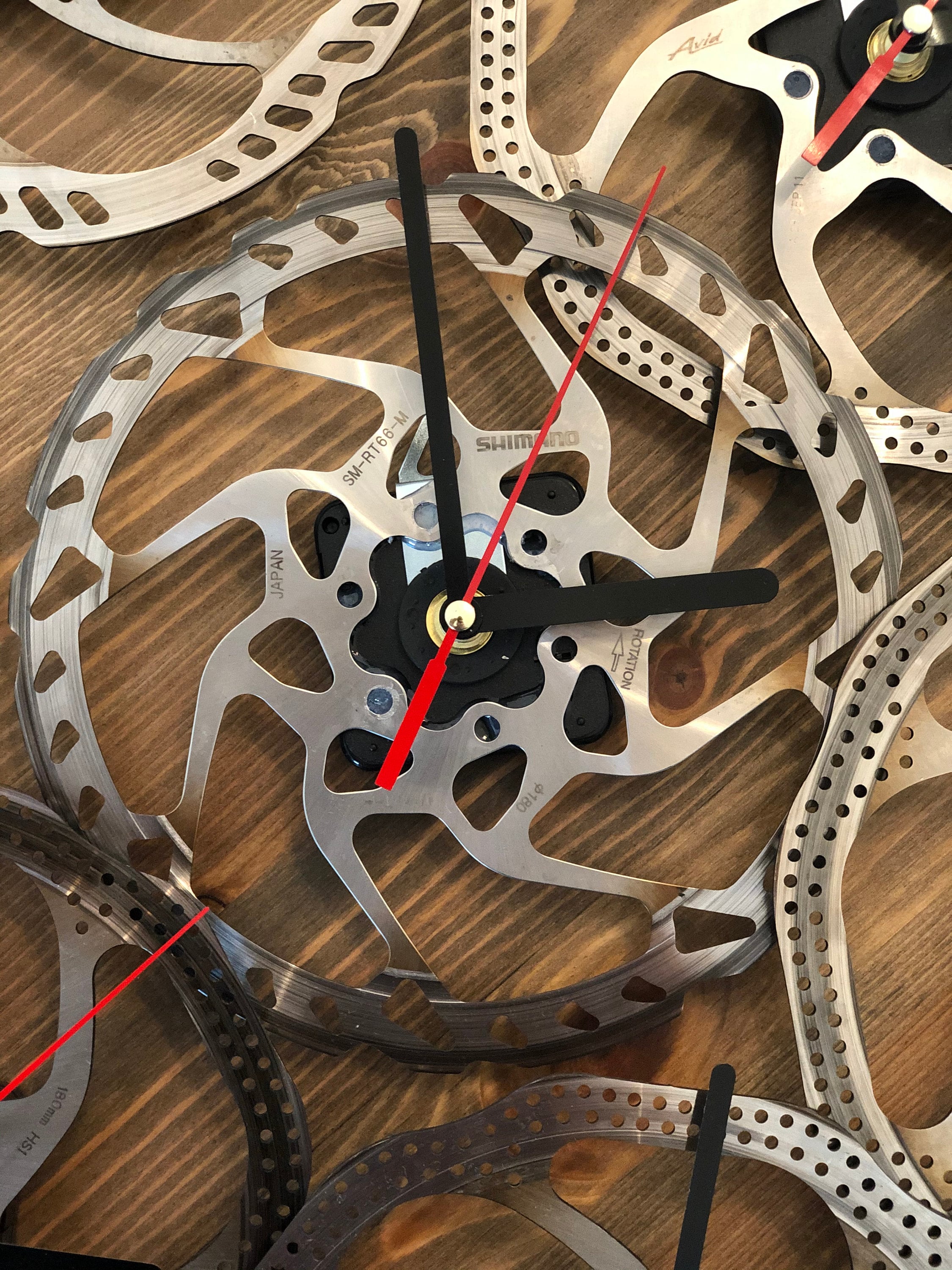 Fahrrad Wanduhr Aus Vinyl - Radsport Design Mit Silhouetten, Leises Uhrwerk