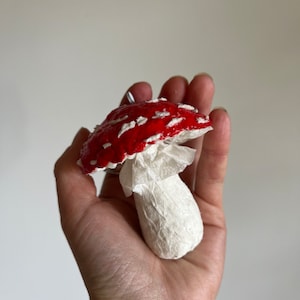 Fungo rosso in cartapesta fatto a mano, decorazione da parete - decorazione autunnale per la casa - arte unica ispirata alla foresta delle fate - decorazione natalizia