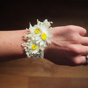 Squisito braccialetto con fiori di Margherite fatto a mano - Perfetto per matrimoni, feste, accessori da sposa - Elegante accento floreale