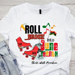 Puede incluir: Camiseta blanca con un diseño gráfico que presenta patines rojos, una bola de discoteca y el texto "Roll Bounce into Juneteenth. Skate With Freedom."