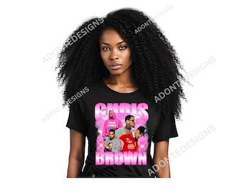 Könnte beinhalten: Ein schwarzes T-Shirt mit einem pinkfarbenen Aufdruck von Chris Brown. Der Aufdruck ist eine Collage von Bildern von Chris Brown in verschiedenen Posen. Der Text "Chris Brown" ist in pinkfarbenen Buchstaben geschrieben.
