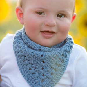 Paige&#39;s Bandana Drool Bib | Crochet Pattern
