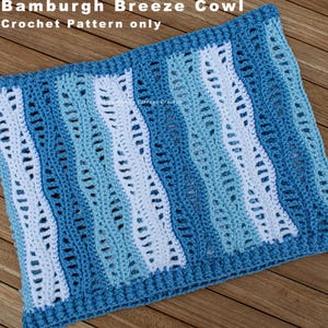 Può includere: Un collo all'uncinetto blu e bianco con il testo "Bamburgh Breeze Cowl Crochet Pattern only". Il design presenta strisce ondulate verticali. Il collo è realizzato in filato morbido.