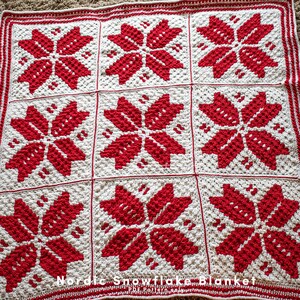 Puede incluir: Una manta de ganchillo roja y blanca con un patr&oacute;n de copo de nieve. La manta est&aacute; compuesta por cuadrados con un dise&ntilde;o de copo de nieve en el centro de cada cuadrado. El texto "Nordic Snowflake Blanket" est&aacute; escrito en la parte inferior de la manta.