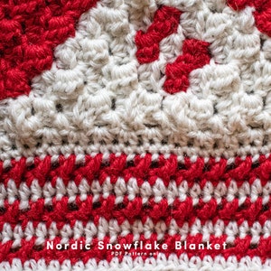 Puede incluir: Primer plano de una manta de ganchillo blanca y roja con un patr&oacute;n de copo de nieve. El texto "Nordic Snowflake Blanket PDF Pattern only" es visible en la parte inferior de la imagen.