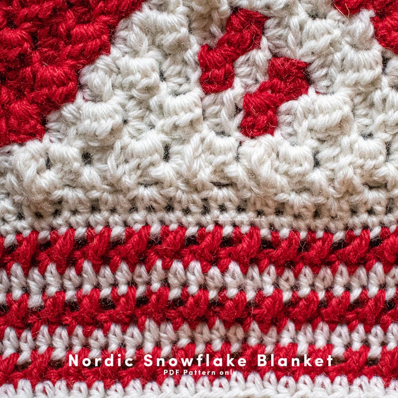 Puede incluir: Primer plano de una manta de ganchillo blanca y roja con un patr&oacute;n de copo de nieve. El texto "Nordic Snowflake Blanket PDF Pattern only" es visible en la parte inferior de la imagen.