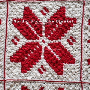 Puede incluir: Un primer plano de una manta de crochet de copo de nieve roja y blanca. La manta est&aacute; hecha con un patr&oacute;n de punto simple y presenta un gran dise&ntilde;o de copo de nieve en el centro. El texto "Nordic Snowflake Blanket PDF Pattern only" est&aacute; impreso en la manta.