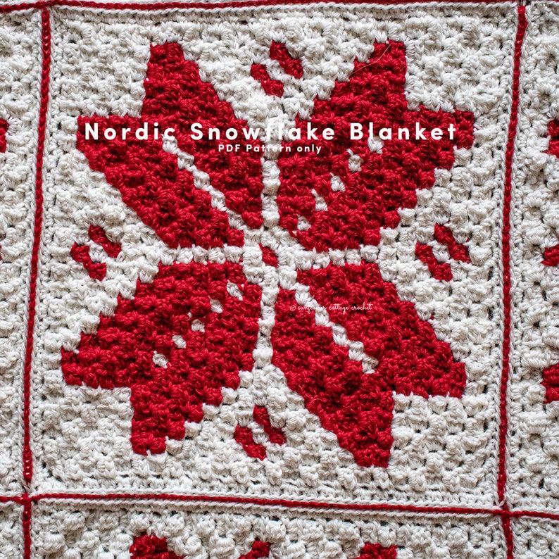 Puede incluir: Un primer plano de una manta de crochet de copo de nieve roja y blanca. La manta est&aacute; hecha con un patr&oacute;n de punto simple y presenta un gran dise&ntilde;o de copo de nieve en el centro. El texto "Nordic Snowflake Blanket PDF Pattern only" est&aacute; impreso en la manta.