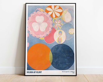 Puede incluir: Un póster con una pintura abstracta de Hilma af Klint titulada "The Ten Largest No. 2, Childhood" de 1907. La pintura presenta un fondo azul con círculos superpuestos en varios colores, incluyendo rosa, naranja, amarillo y blanco. Los círculos contienen formas y patrones abstractos.