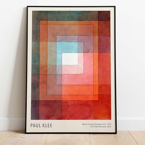Op de afbeelding: Een ingelijste abstracte kunstprint met een geometrisch ontwerp van overlappende vierkanten in tinten rood, oranje, roze, blauw en groen. De print is getiteld "White Framed Polyphonical, 1939" en wordt toegeschreven aan Paul Klee, Paul Klee Museum, Bern.