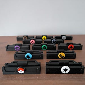 Supports TCG d'affichage de cartes à collectionner inspirés de Pokemon imprimés en 3D pour brut, à pochettes, à chargement par le dessus et dalles PSA classement Ace Cgc Mgc Bgs, etc.