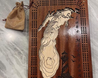 Tablero de cribbage con mapa de profundidad del gran lago Michigan