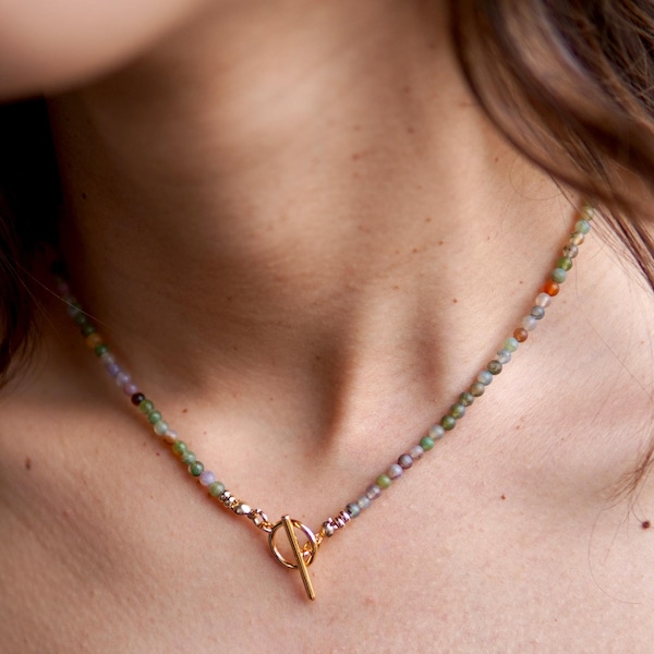 FeriaStudio | Collier en pierres précieuses agate fait main "Colvivo" - tons terre, mat, accents de perles remplies d'or, fermoir à bascule