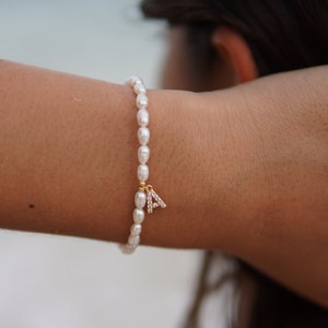 FeriaEstudio | Pulsera de perlas de agua dulce con iniciales hechas a mano “Letras” cuentas de arroz, circonitas, personalizada, regalo, San Valentín