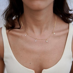 FeriaStudio | Handgemachte Initialen Goldkette „Pletra“ - Buchstabenkette, Zirkonia, personalisiert, Geschenk Freundin Valentinstag