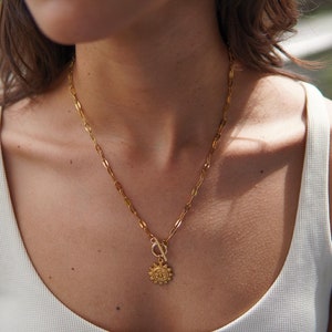 FeriaStudio | Vergoldete Kette mit Sonnenanhänger und Knebelverschluss „Solido“ Sonne, Goldkette