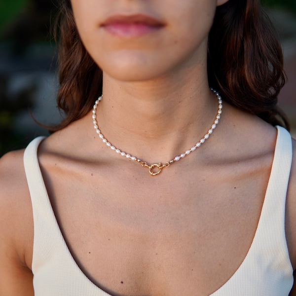 FeriaStudio | Handmade freshwater pearl necklace “Lucero Pluma” - rice pearls, spring ring, gold-plated 24K/IP or 925 sterling silver