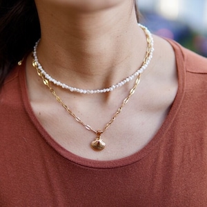 FeriaStudio | Vergoldete Kette mit Muschelanhänger „Mardije“ Muschel, Goldkette