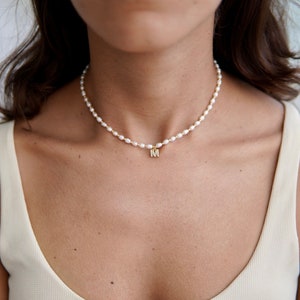 FeriaEstudio | Collar de perlas de agua dulce con iniciales hechas a mano Letras - collar de letras, cuentas de arroz, circonitas, personalizado, regalo novia