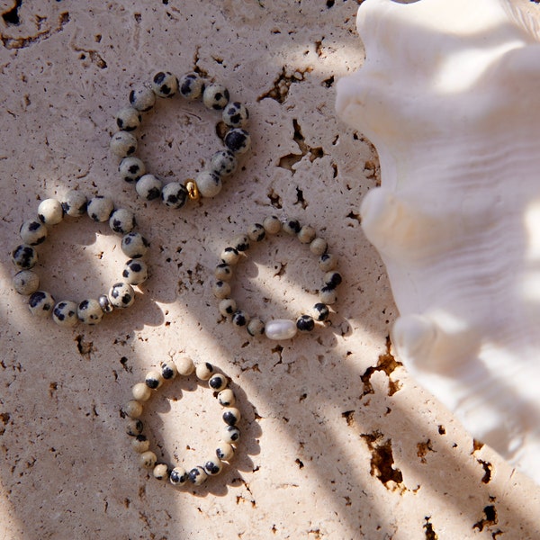 FeriaStudio | Handgemachte elastische Perlenringe „Leo“  Dalmatiner Jaspis, Süsswasserperlen, gold, Silber details, leoparden muster