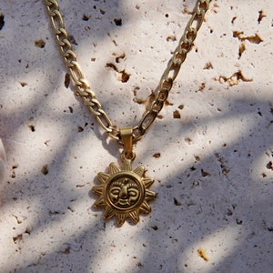 FeriaStudio | Vergoldete Kette mit Sonnenanhänger „Soldije“ Sonne, Goldkette
